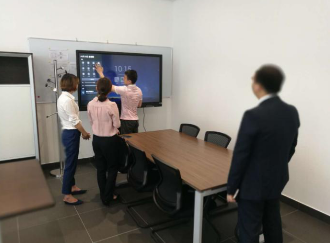 丝瓜视频看污APP小哥用心為客戶培訓講解